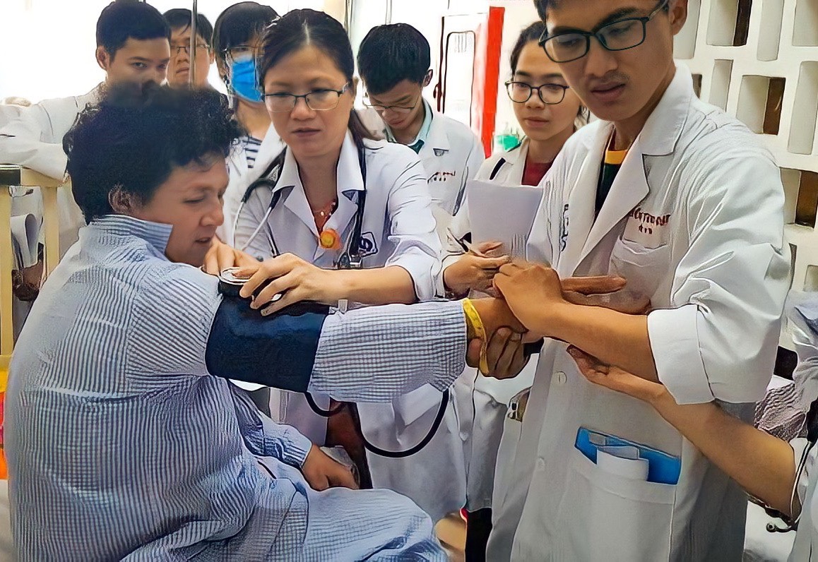 Bùi Thị Ngọc Yến - Người Bác Sĩ Tận Tâm Và Tài Giỏi !