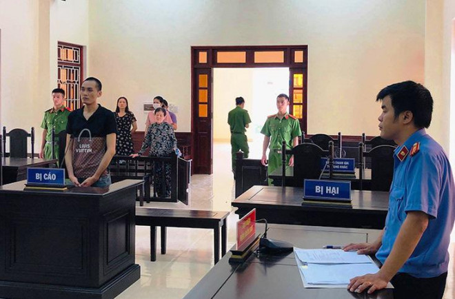 Xưng là "hiệu trưởng", lẻn vào nhà vệ sinh dâm ô nữ sinh lớp 5!!