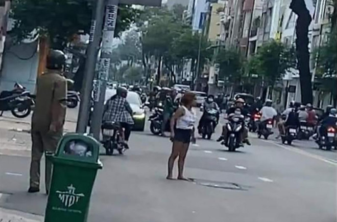 Tại Tp.HCM: Cô gái cầm dao đứng giữa xa lộ phân luồng giao thông!!