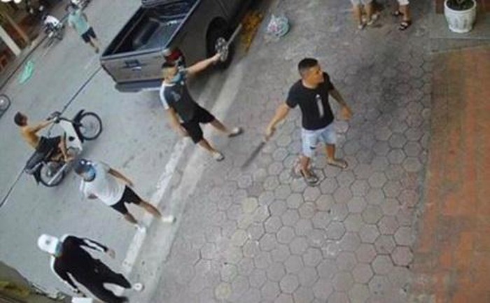 Tại tỉnh Hải Dương: Làm rõ 3 đối tượng mang theo dao, mã tấu đứng trước cửa thách thức chủ nhà!!