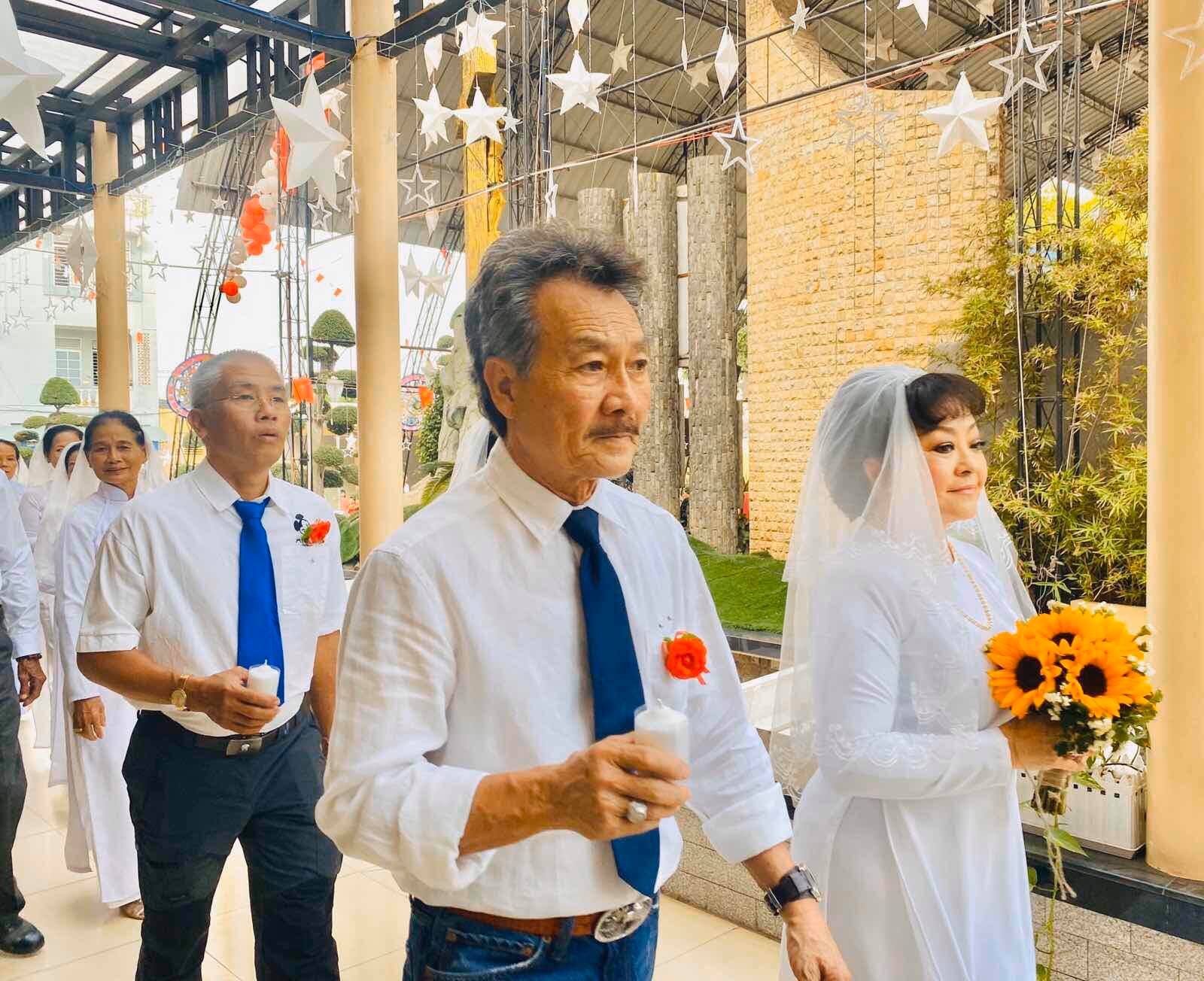 Danh ca hải ngoại Hương Lan hạnh phúc, xúc động bên chồng trong lễ cưới tại Nhà Thờ!!