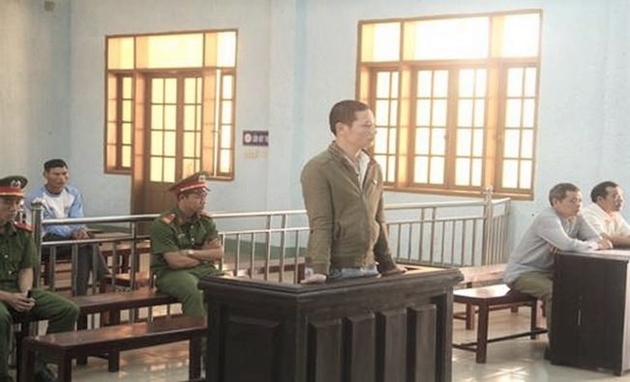 Nam tài xế lãnh 13 năm tù giam vì chở gỗ lậu, tông văng CSGT!!