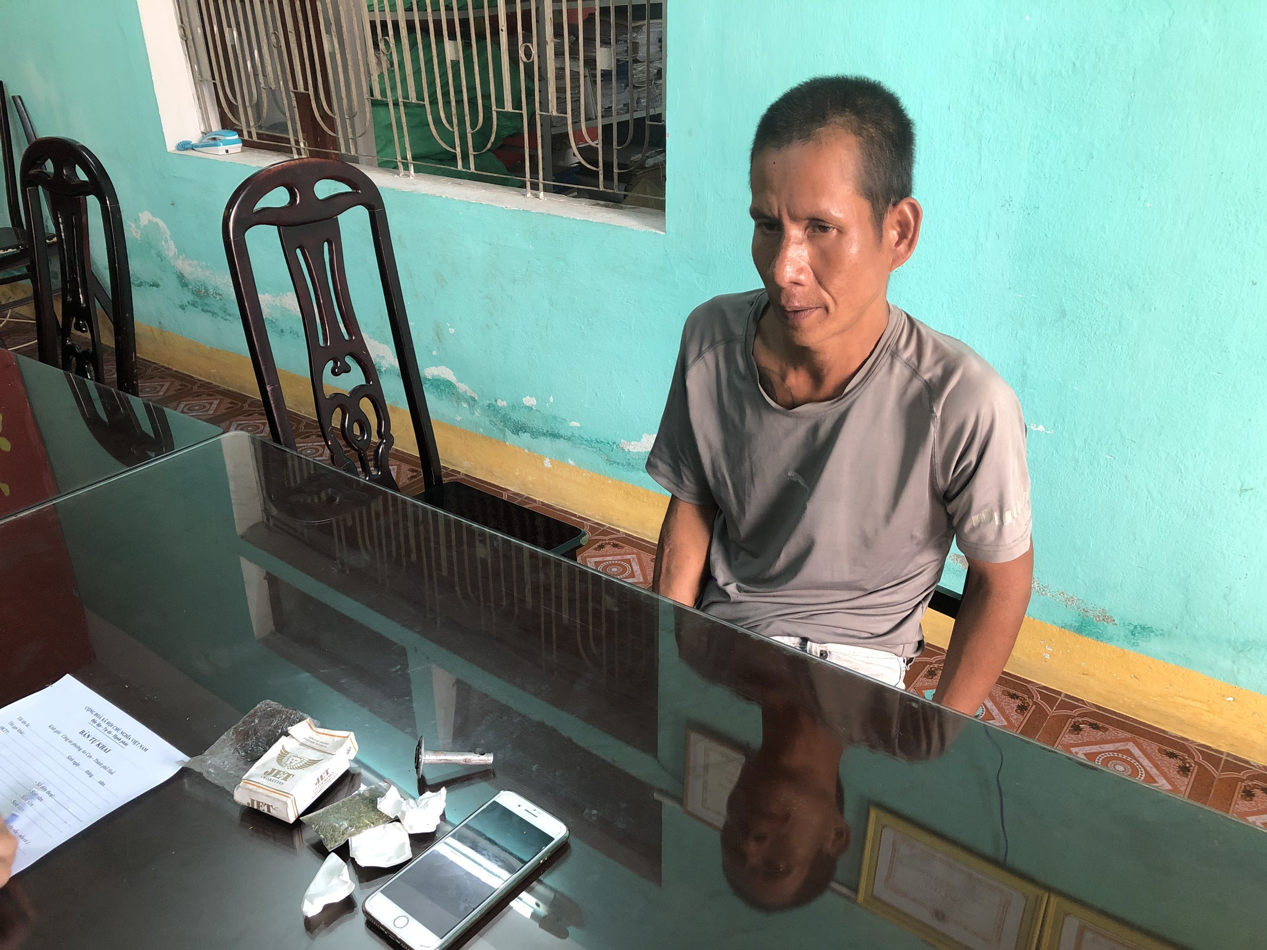 Tại Thành Phố Huế: Người dân kết hợp với công an bắt giữ con nghiện cướp tài sản!!
