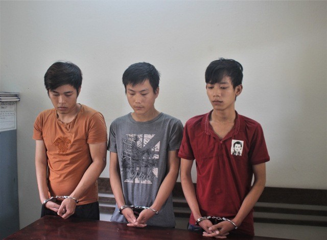 Tại Quảng Nam: Cô gái trẻ bàng hoàng hốt hoảng bởi 3 tên cướp ngông cuồng bịt mặt, dí dao đòi cướp tài sản!!