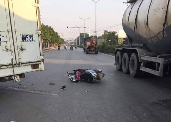 Va chạm kinh hoàng với xe tải, mẹ tử vong, con gái nguy kịch!!