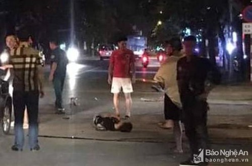 Có mâu thuẩn trong quán rượu ốc, 3 thanh niên bị đâm gục!!
