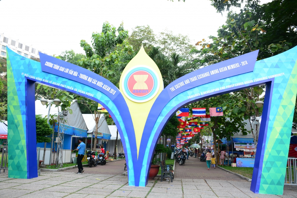Ấn tượng lễ khai mạc chương trình Giao lưu văn hóa – Thương mại các nước ASEAN 2018 tại Tp Hồ Chí Minh 