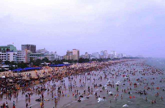 "Biển người” vẫn đổ về Sầm Sơn tắm biển ngày nghỉ lễ