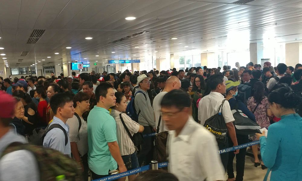 Sân bay Tân Sơn Nhất đông nghịt vì hàng nghìn người đi chơi lễ 30/4