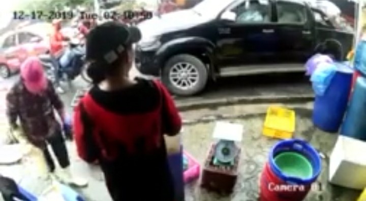 Người đàn ông bảnh bao, tát tới tấp người phụ nữ bán hải sản ở giữa chợ Hải Phòng!!