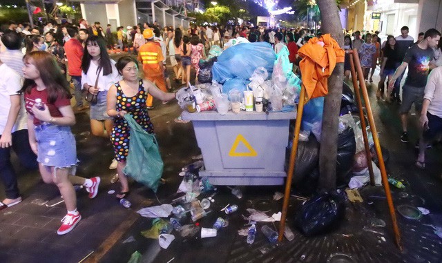Giữ vệ sinh phố đi bộ Nguyễn Huệ khi có sự kiện