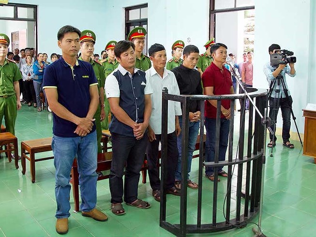 Tại sao cứ cố kết tội sai luật?