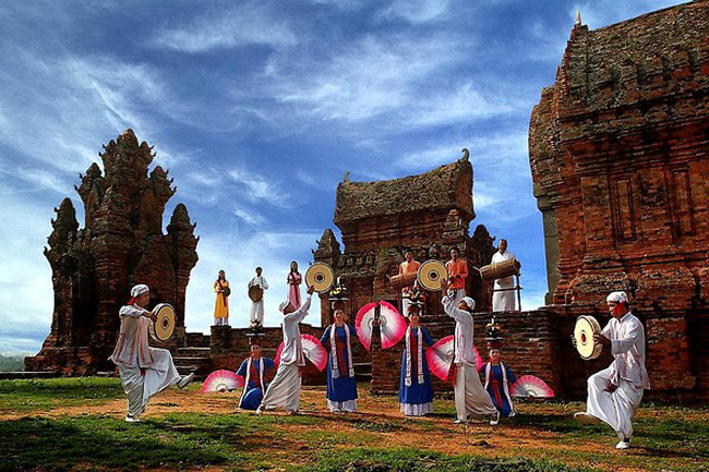 Văn hóa Chăm thu hút khách du Xuân ở Nha Trang