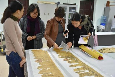 Nỗi buồn của những người phục chế tranh giấy Việt Nam