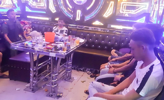 Tại Quảng Nam: 34 "nam thanh nữ tú" phê ma túy đá trong quán karaoke lúc rạng sáng!!