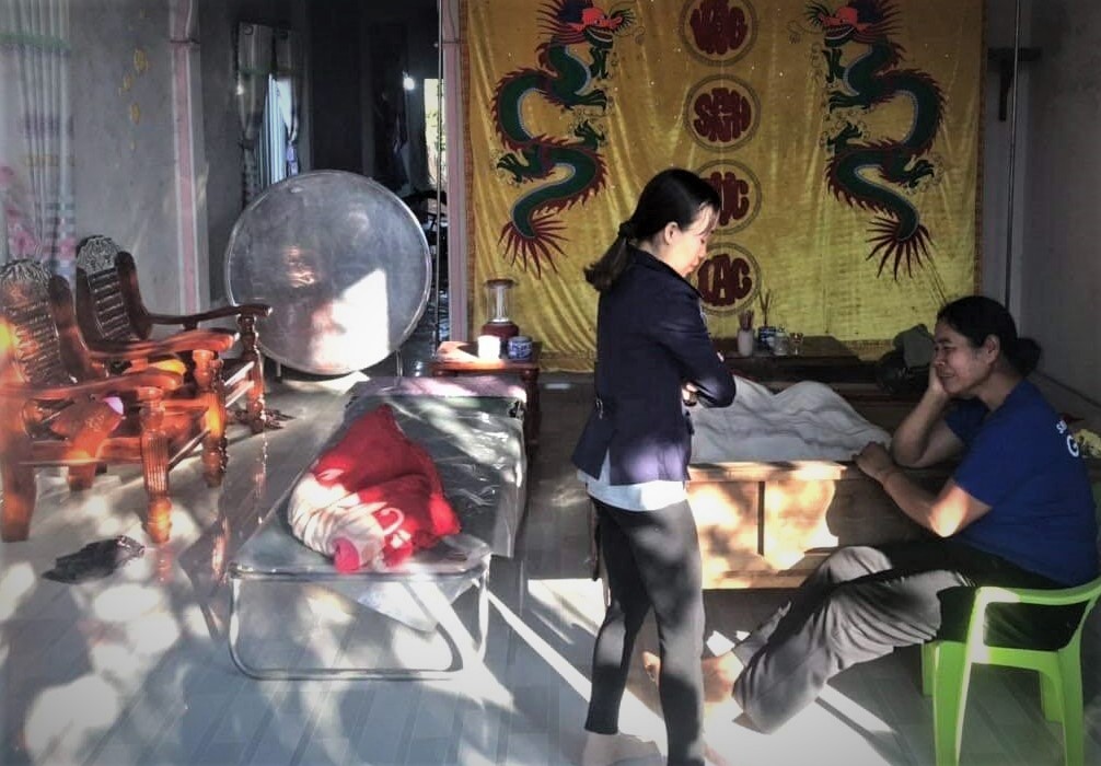 Nghi án chồng tưới xăng thiêu cả 4 người trong gia đình: Người thân đau đớn chờ nhận thi thể nạn nhân.